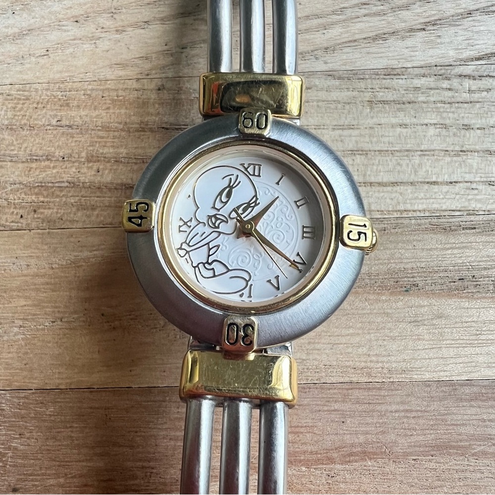 Warner brothers ladies Tweety bird silver tone and gold tone watch NEW BATTERY